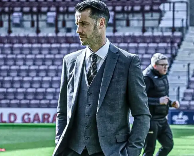 同时担任女队主教练、男队队长、头号射手兼临时主帅