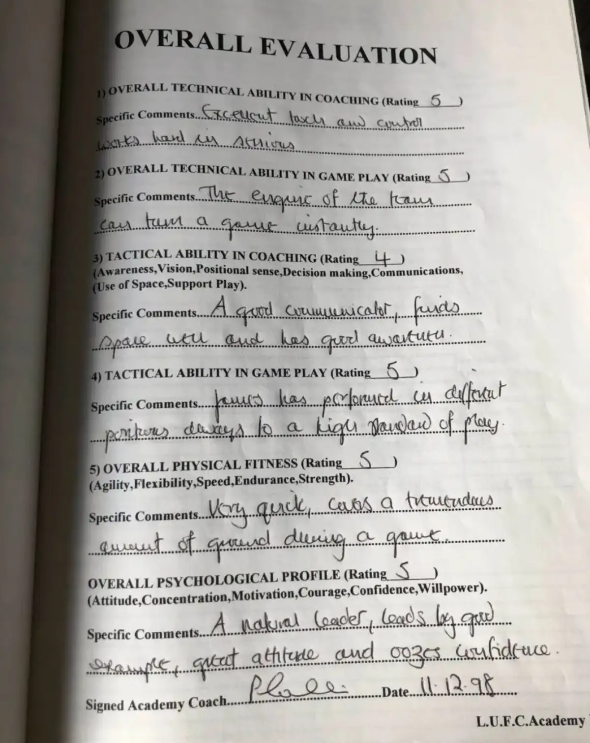 致敬联赛最后一尊大恐龙,他的球员生涯是半部英超历史